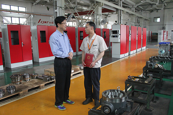 市總工會(huì)黨組書(shū)記、常務(wù)副主席羅志勇蒞臨我公司為“宜昌市五一勞動(dòng)獎(jiǎng)?wù)隆鲍@得者吳林沖頒發(fā)榮譽(yù)證書(shū)和獎(jiǎng)牌